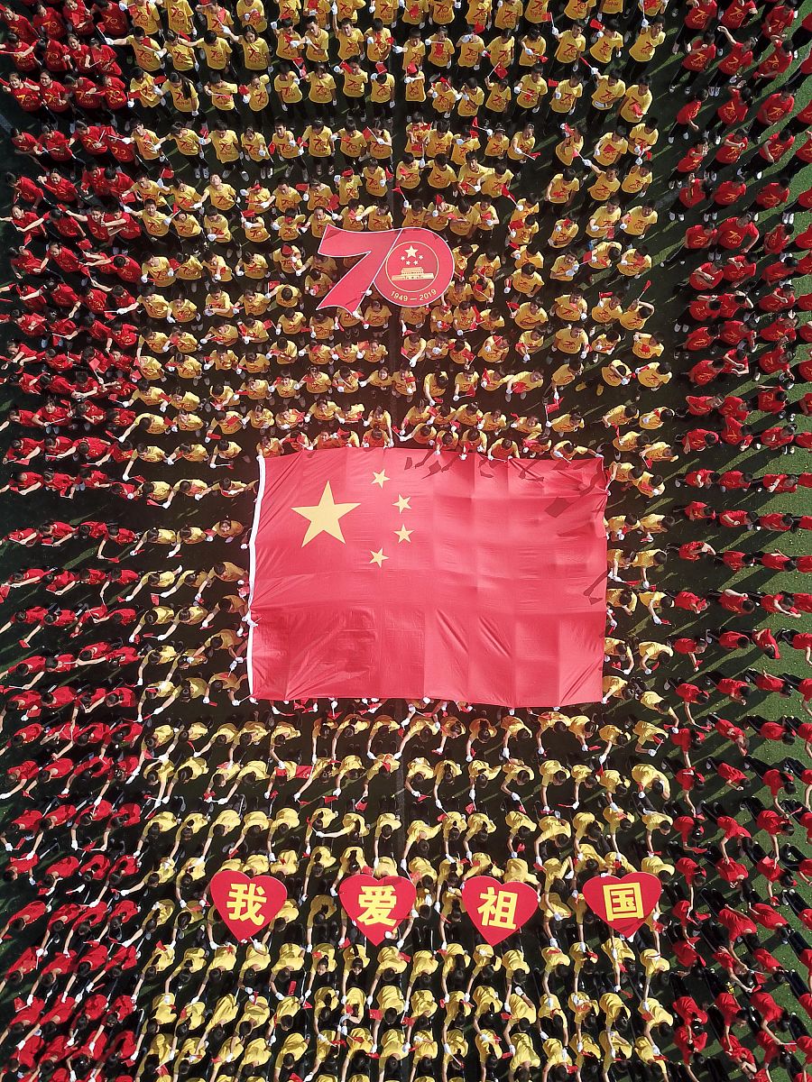 扩写并润色下面的文段要求符合期刊发表的要求：旨在引导学生从整体上感受祖国疆域辽阔、山河壮丽了解灿烂民族文化的同时产生初步的民族自豪感和责任感在教学厚植家国情怀培养学生的道德情感、责任意识逐渐形成深厚的爱国情感。