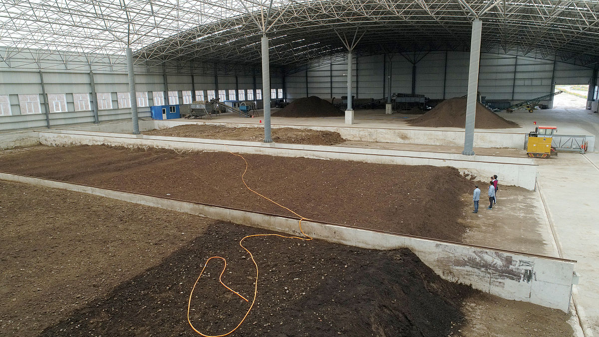 畜禽粪便中有机质含量为30~70是具有巨大应用潜力的碳源可通过厌氧发酯转化为甲烷、氢气等清洁能源﹔同时消化产物沼液和沼渣富含多种有益微生物及氮、磷等营养元素可用作土壤有机肥。因此畜禽粪便的厌氧发酷处理是一种可同时实现畜禽废弃物减量化、资源化和能源化的高效资源化技术。