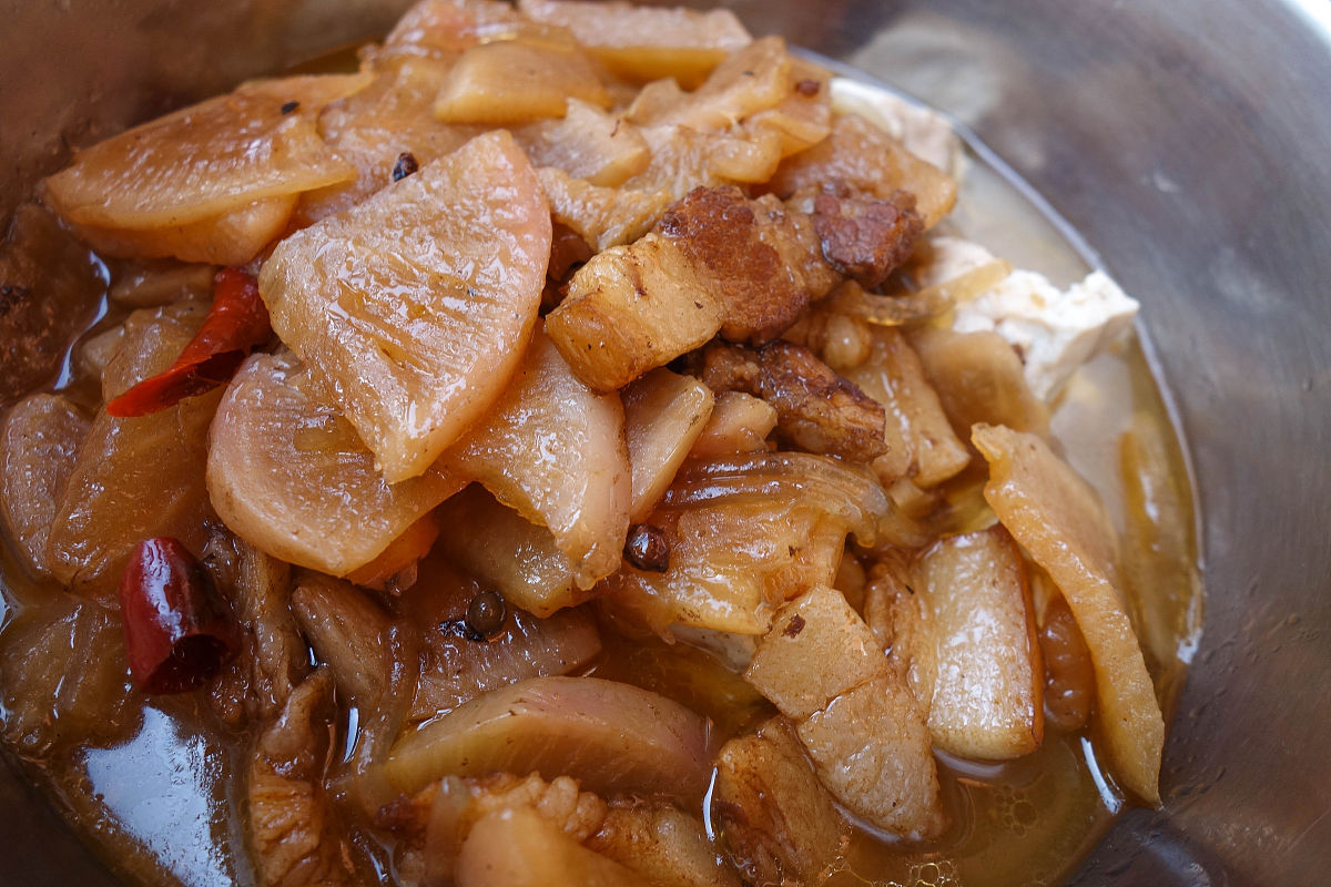 给我一个关于五花肉炖笋块的300字短视频文案