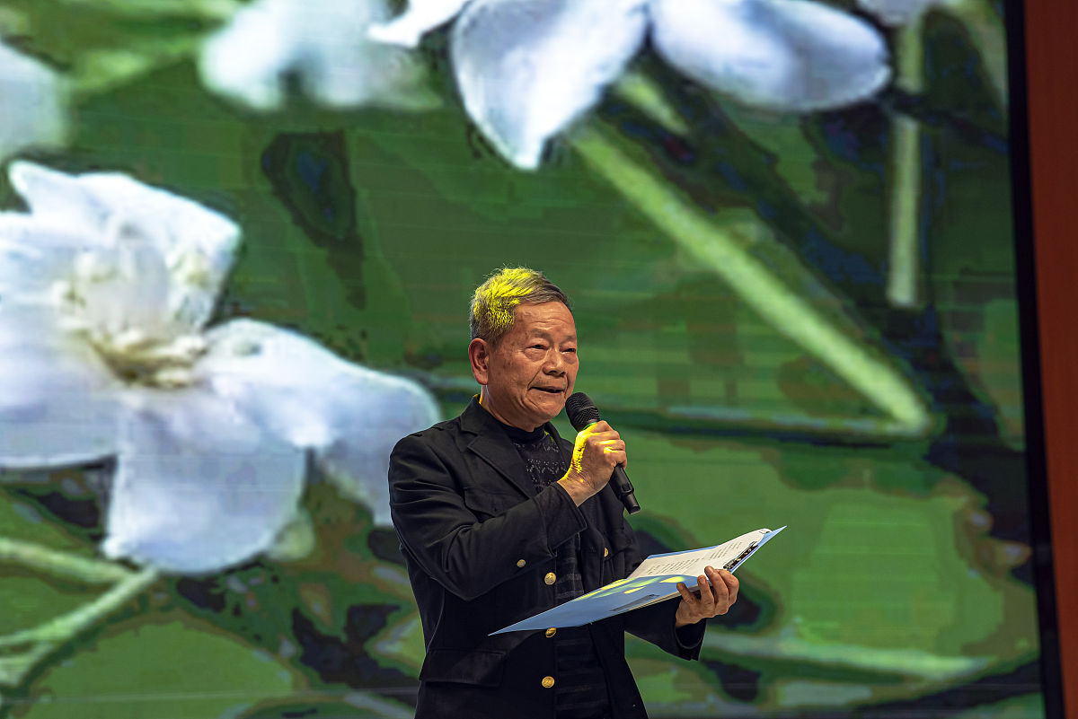 2021年4月17日晚,在江西省吉安市新干县举行第七届谷雨诗会上,一名诗