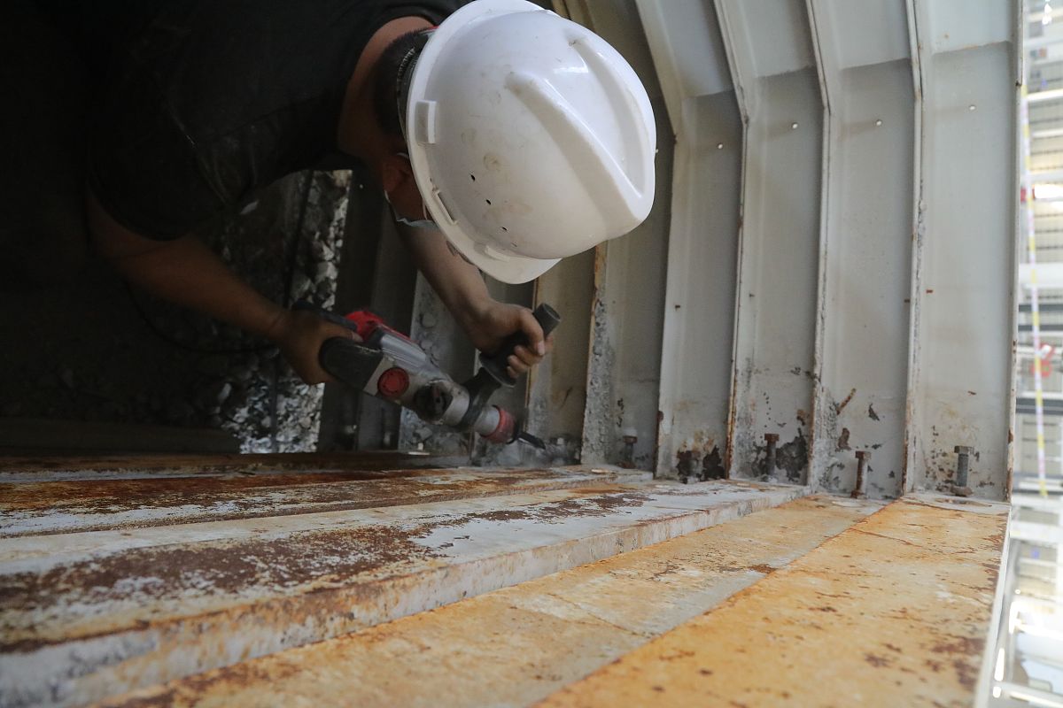 电解铝中划线法对阳极进行测高工作过程