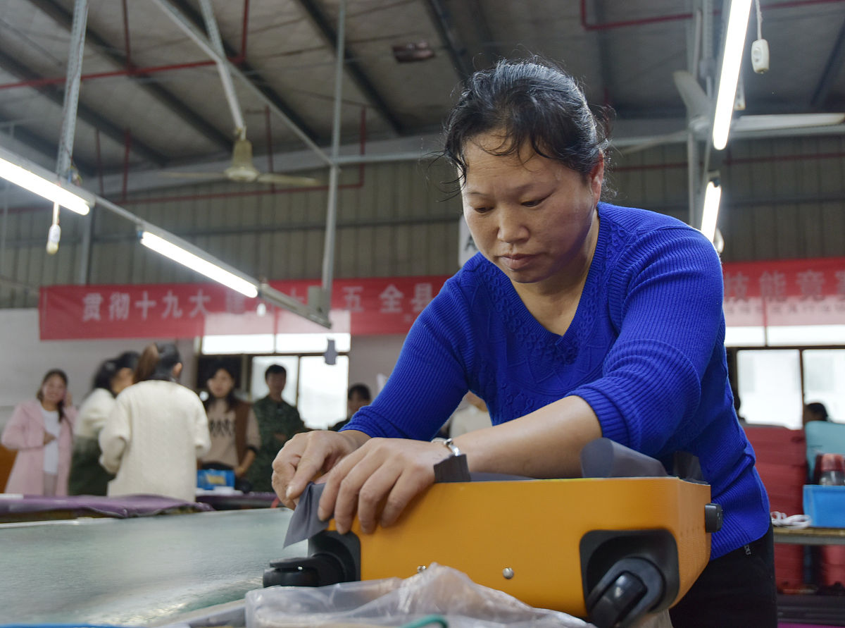 扩展改写：我们在洛阳那边实际只参观实习了5天作为工科生不可缺少的实习生活为我们专业的同学增长了不少实际生产的知识。我们专业利完成了在以洛阳一拖公司为主要实习地点的生产实习课程。不知不觉中实习已经结束了几天了。然而那实习中的点点滴滴我仍旧不曾忘却至今仍历历在目。通过这次实习我学到和了解了很多在课本上都不曾学到和掌握的知识与经验。我不仅仅极大地开拓了视野增长了见识也为以后进入社会、进入工厂积累一些实际