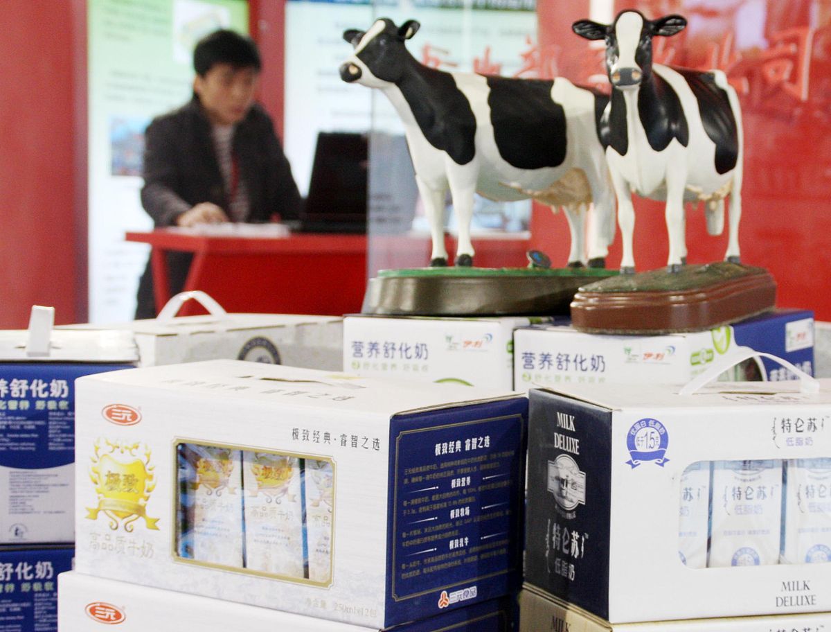 燕塘牛奶在市场上面临着激烈的竞争、消费者需求多样化、价格竞争激烈以及食品安全问题等挑战。争对这四个问题为燕塘牛奶写营销方案尽可能详细点以达到年度营销目标20亿加强线上+线下的销售渠道管理提升品牌在市场的影响力和占有率的目标