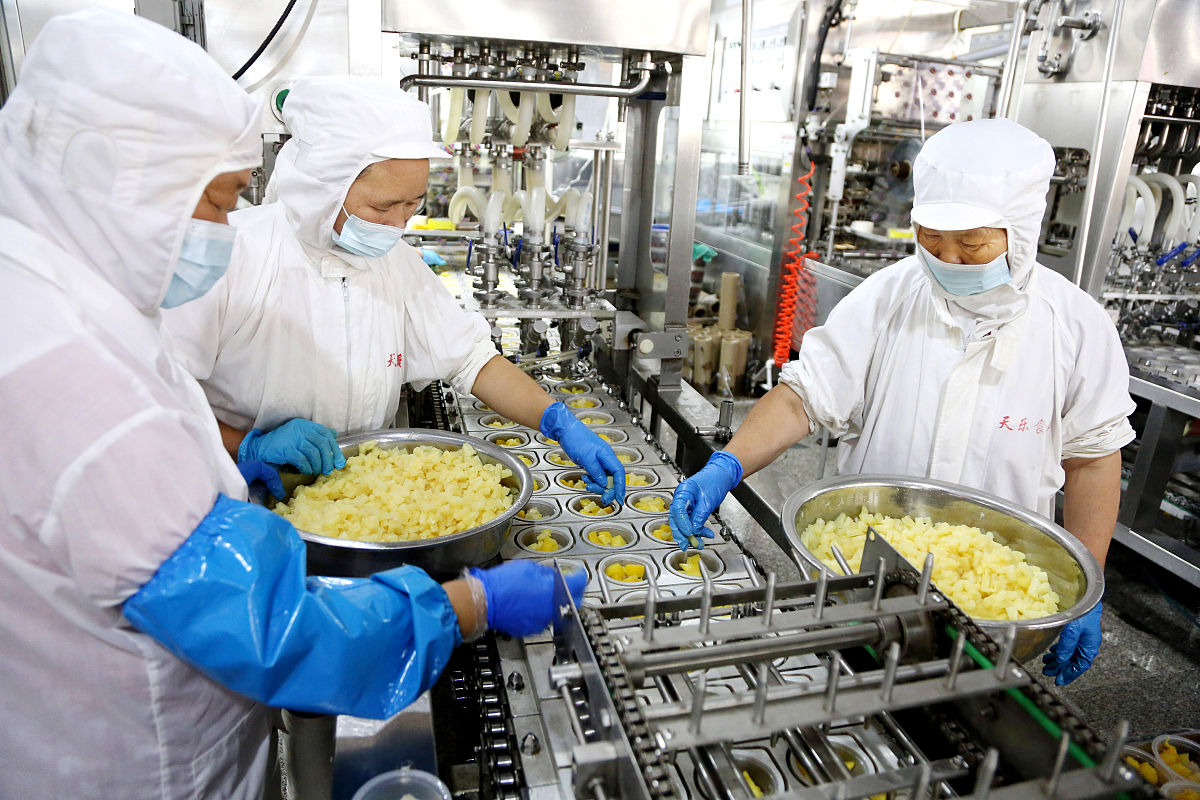 2021年7月21日,江苏连云港,食品加工企业内工人正在车间生产外贸订单