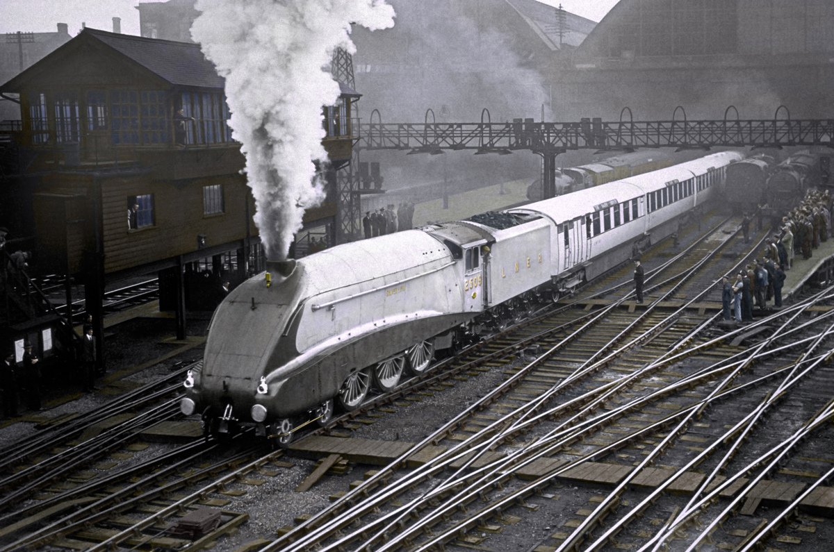 我想生成一个和谐号动车行驶在铁路上的图请你帮我描述一下这个画面然后请帮我简化一下变成英文词让我可以在Midjourney上使用