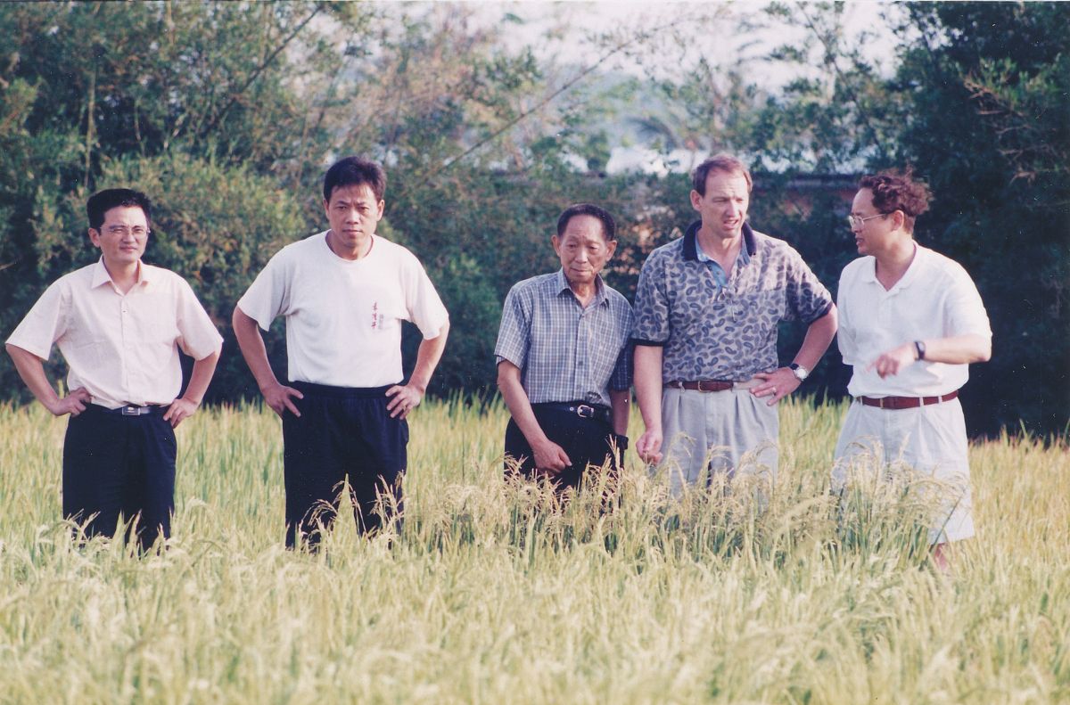 写一篇关于曹希武的科普文，并且翻译成英文