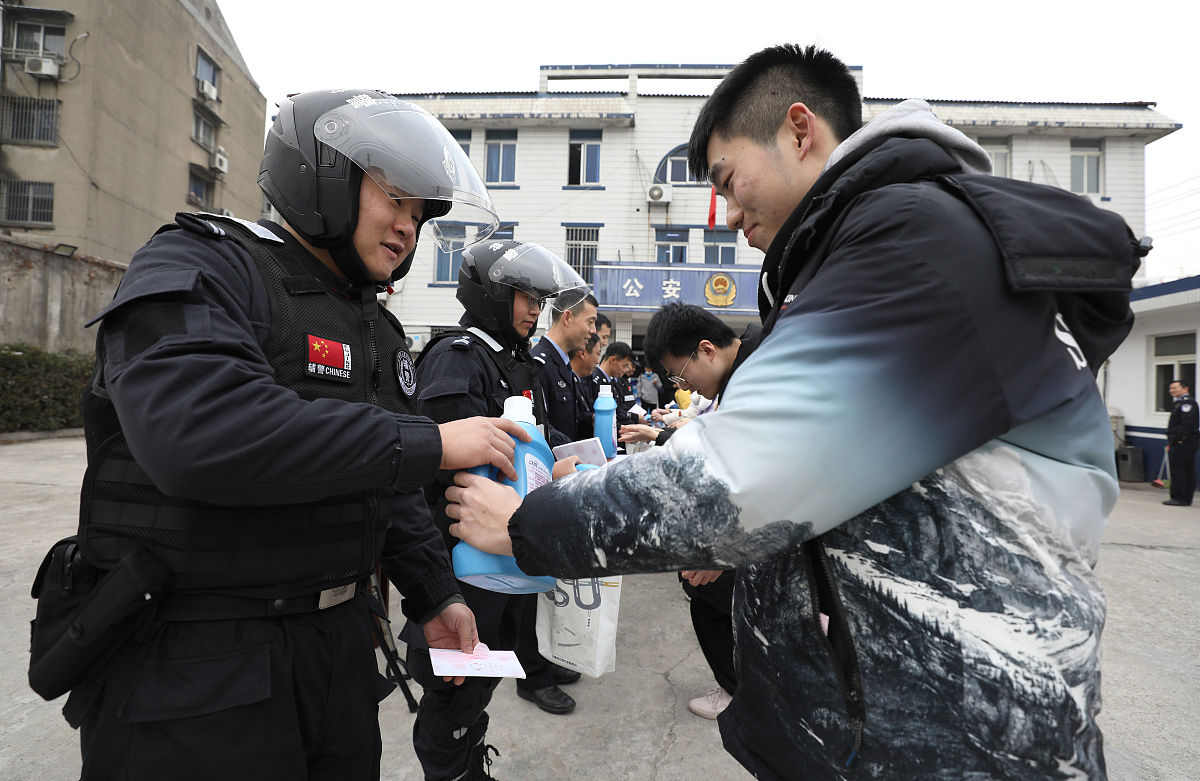 辅警下班路遇醉汉 暖心护送显担当
