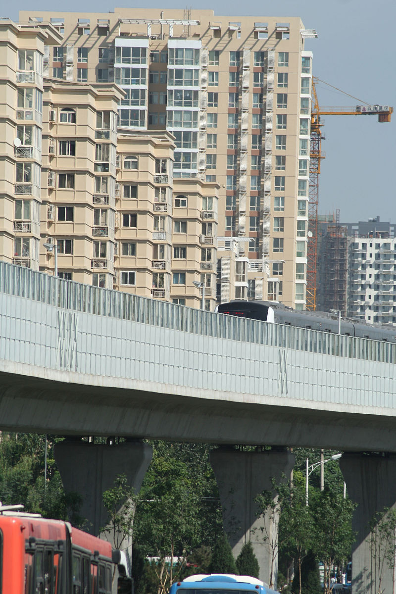 阐述800字：物业管理费相关费用收取合理性对高端住宅项目价格存在显著正向影响合理的收费项目和水平直接影响到业主对物业服务评价结果