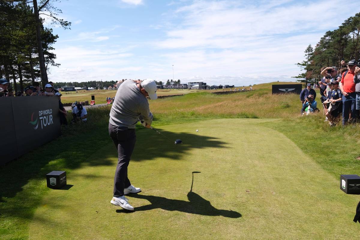 朋友 I’m great Worked this morning Playing golf rn But I’m playing solo and just caught three groups of 4 on 15th hole so I’m headed back to the clubhouse 如何回答