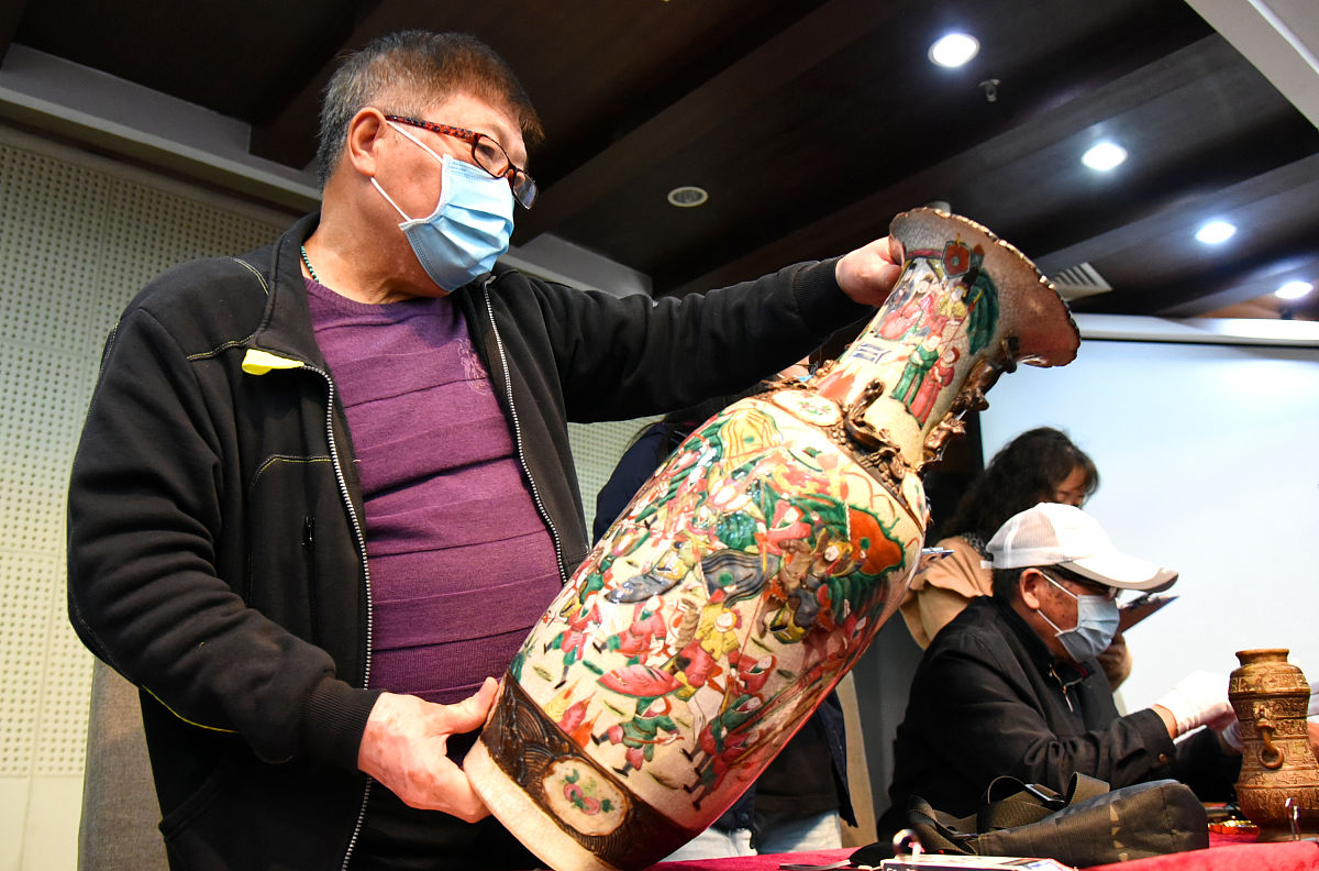 2021年5月18日,江苏连云港市博物馆,文物鉴定专家在为市民免费鉴宝.