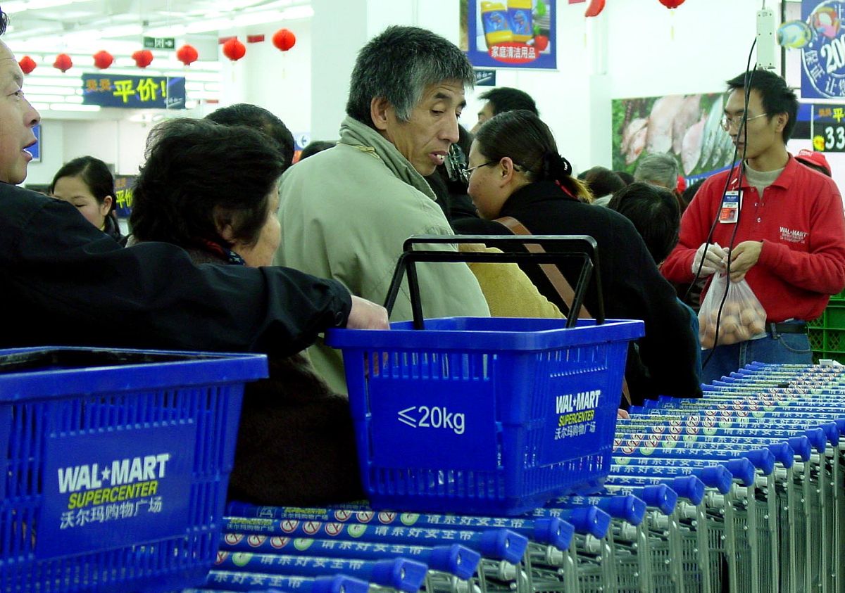 提炼下面的内容：目前利群集团所拥有的职工大部分是从各种商贸、财经学校毕业来的学历以中专、高中较多。从企业的长远发展来看尽管队伍中青年居多容易接受新事物的发展但是由于知识层次偏低有局限性使得企业难于长远发展。同时与强大的外资对手相比在激励机制上存在一定缺陷使得企业的职工队伍里大专及以上学历的员工仅占39而与同等规模的其他外资零售业相比这个数字可以达到60。