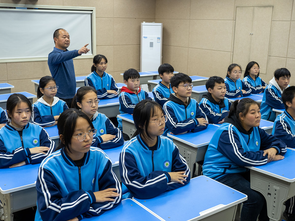 题目：农村教育需要在基础教育之上增添更多的方式，推进“大教育”模式，对当前共同富裕大背景下大学生助力乡村振兴具有重要的借鉴意义。
要求：请你针对给定的题目，提出300字的具体说法或举措