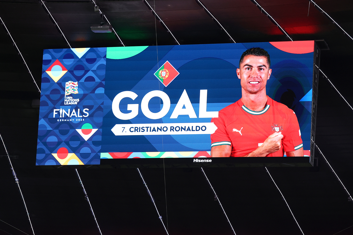 Read the following news What do you think of it Please write 180一200 words to express your thinkWanda Group Hisense Group Vivo and dairy company Mengniu are four official Chinese sponsors of FIFA whi