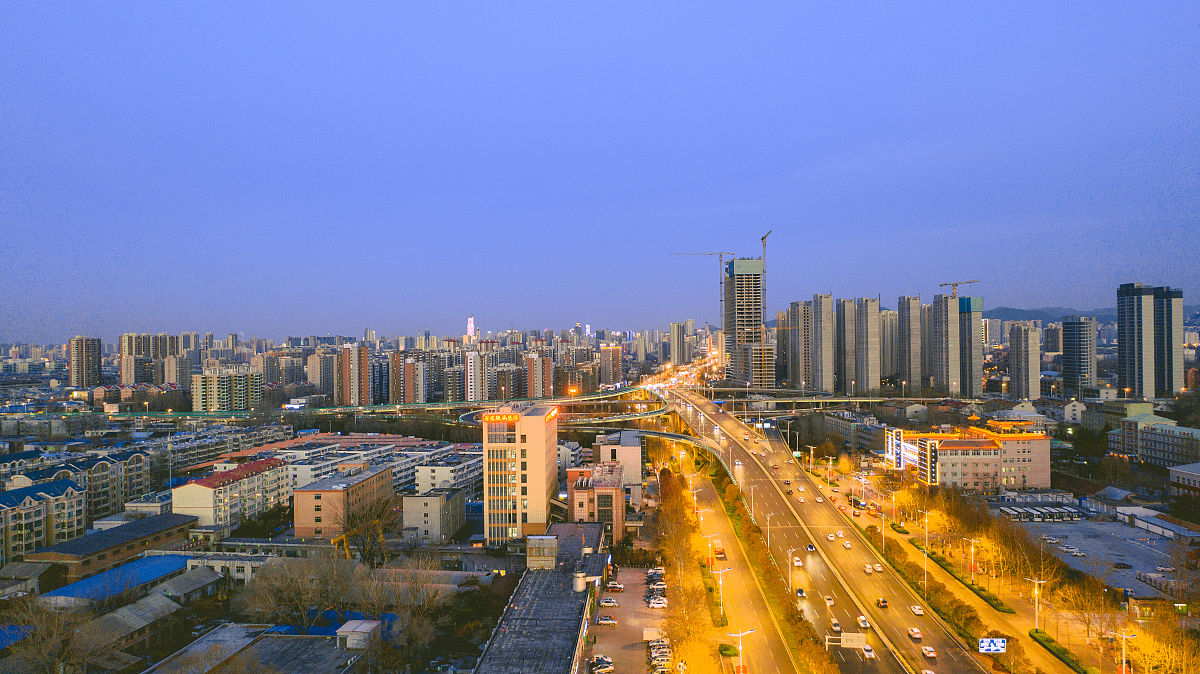 2021年2月15日晚,在济南市腊山立交桥航拍到的景象.夜幕降临,从上空俯