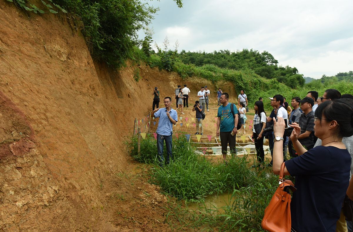用自己的话改写：相较于广州的四通八达江美村是一个位置稍微偏僻的地方尤其是在炎炎夏日气温高达37度队员们常常要在烈日下等公交。而且这里的公交也不像广州十几分钟顶多二十多分钟就会发一辆这里无论是通往江美村还是离开都只有寥寥几路巴士而且错过便要等半个多小时。起初我们不习惯不便捷的交通在等候多时无果后便选择手机上叫出租车然而经历了多次无人应答后我们转变了思路选择利用好这段等巴士的时间去找巴士站周围的村民唠