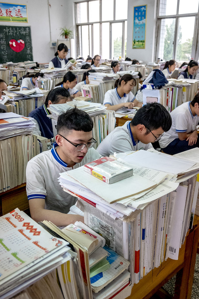 2019年5月28日,河南安阳,滑县第二高级中学的高三学生在教室内认真学