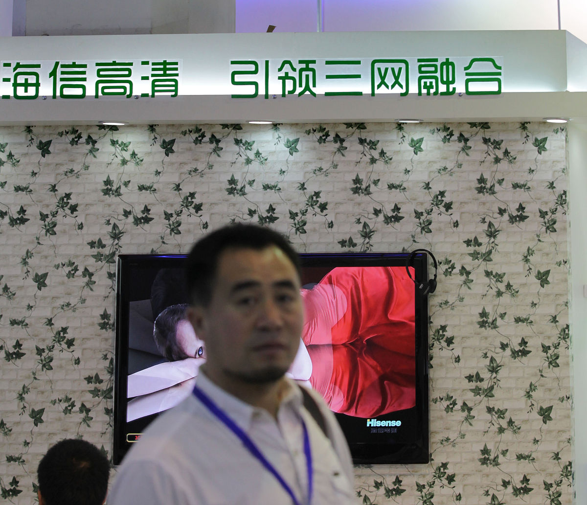 2010年5月29日,北京科博会上,海信可打电话的高清液晶电视三网融合展