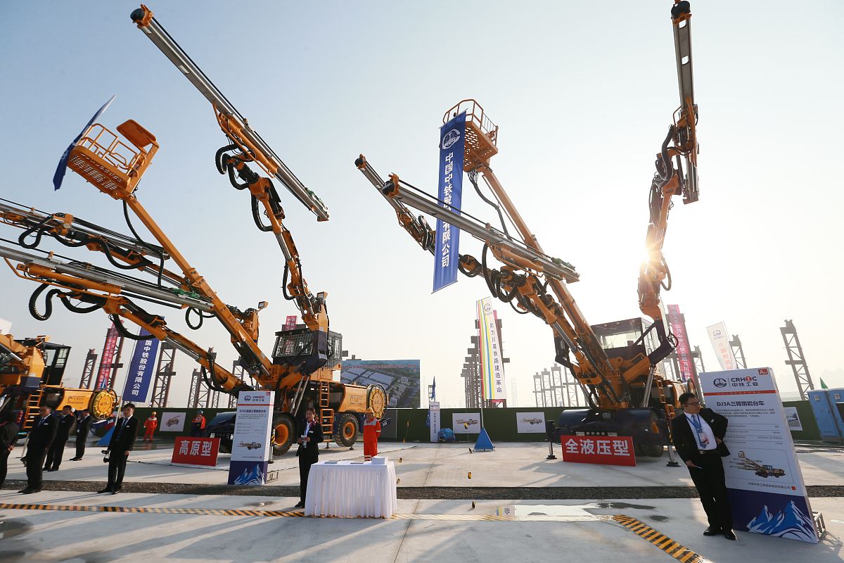 用新闻体裁重新编辑以下文章但是要知道任何技术做到最大和最小其中需要的技术含量都高到不是常人可以想象的具体可以参考芯片。而作为一种超大型设备龙门吊的制作技术和过程是非常复杂且繁琐的。目前来说只有中国可以做出高质量且完全符合要求的龙门吊设备。