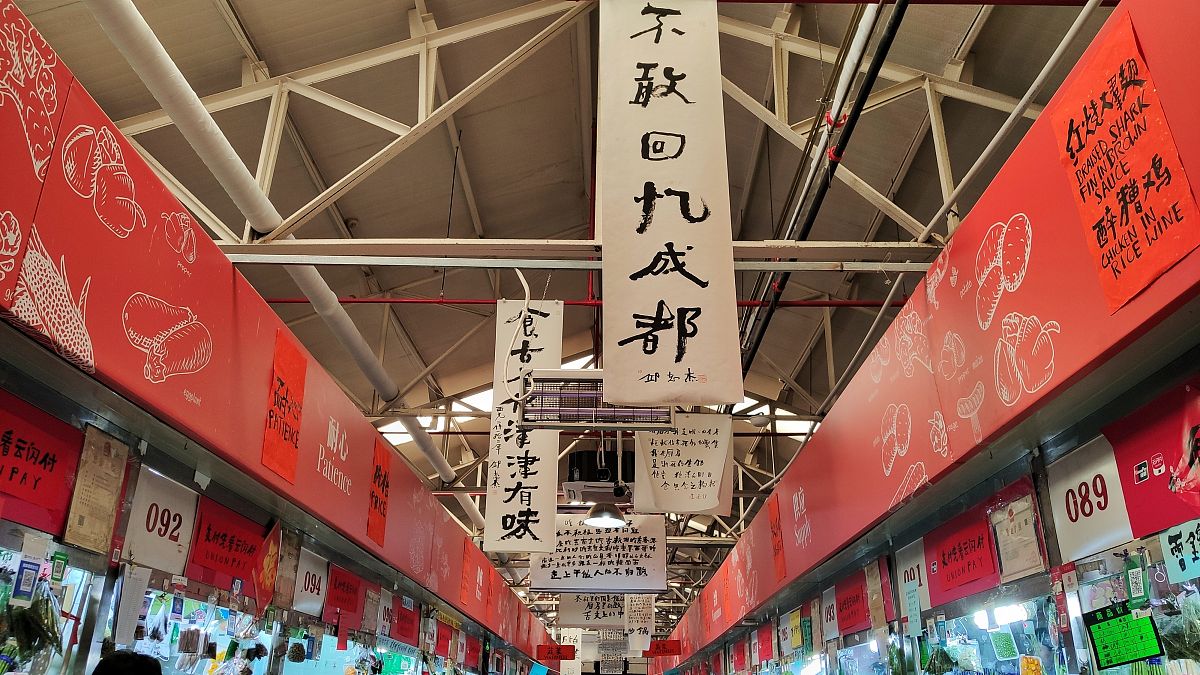 2021年5月5日,北京三源里菜市场成了"民以食为天"的展厅,近百幅著名艺