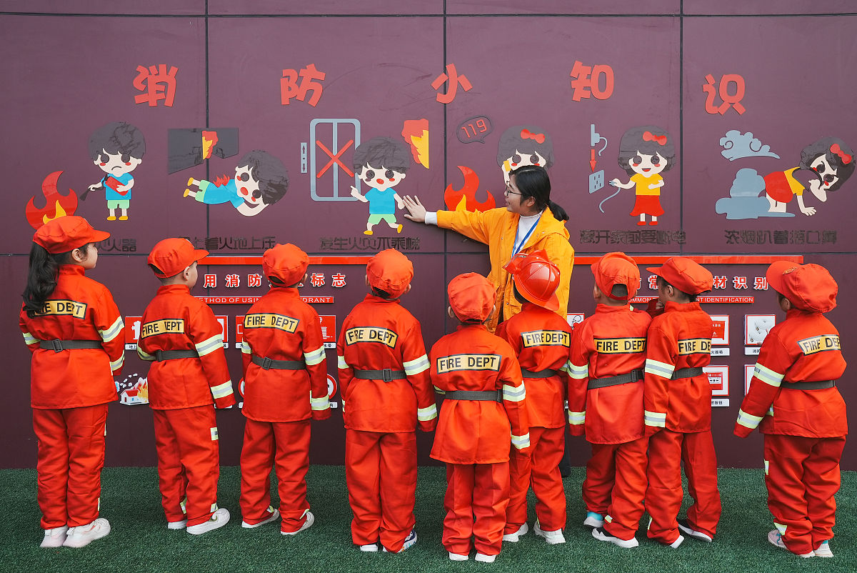 帮我写一篇关于幼儿园开学第一课消防安全知识结训的稿件