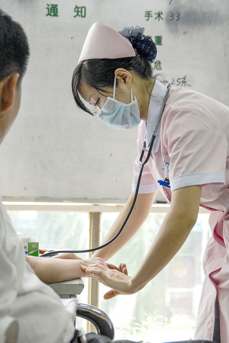 关于医院搞笑日常的短视频文案 要求：带有搞笑元素 两个人出镜的形式 150字左右