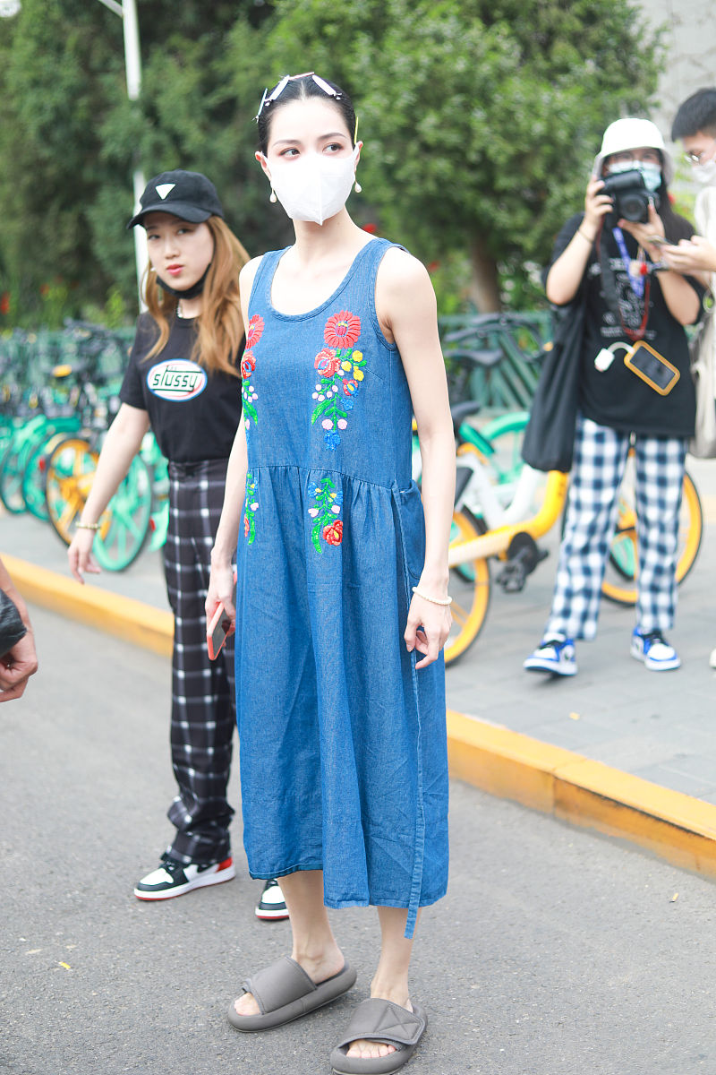 撰写一个自然段以夏日美好为主题进行美文描述关键词：清凉衣裳时尚元素、习习的凉风搭配攻略