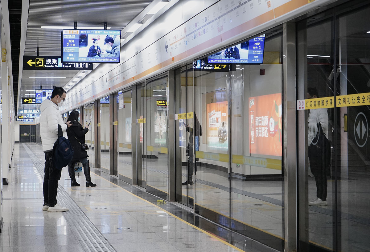 2022年1月11日,郑州市因疫情临时关闭的地铁站达到18座,地铁站内人流