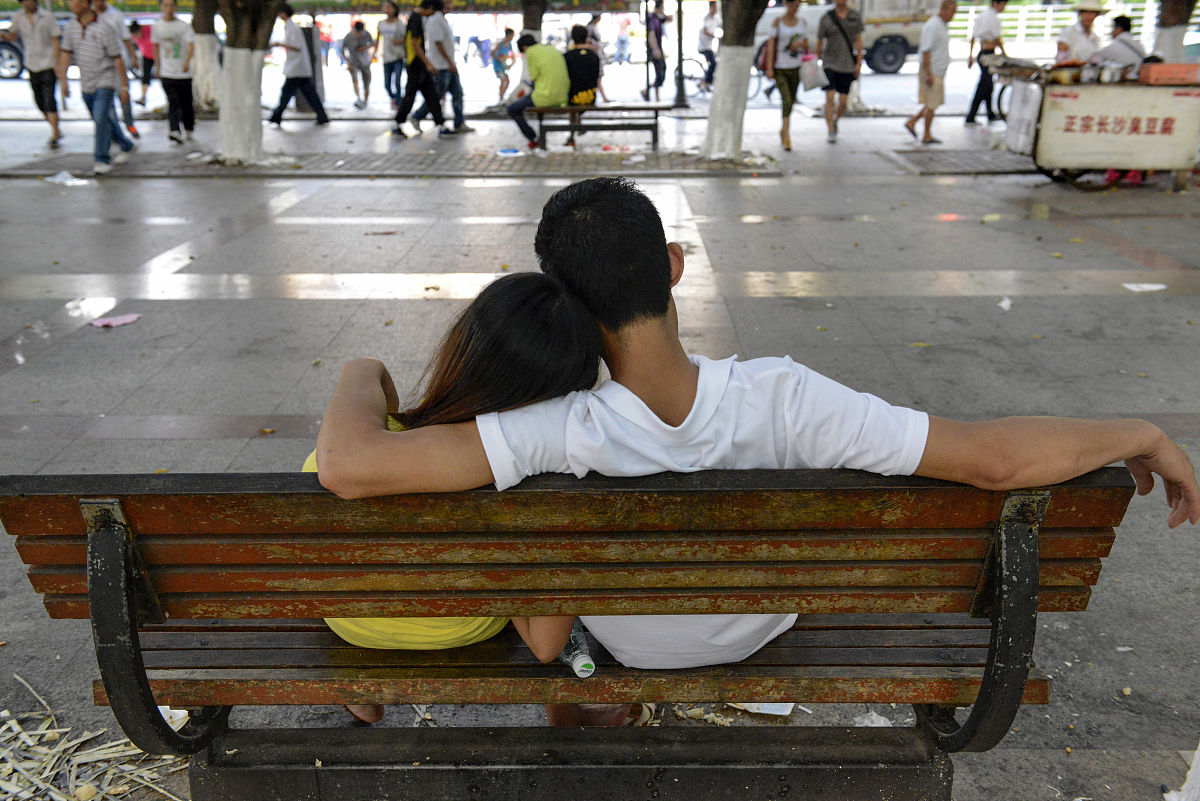 中国年轻人“躺平”现象解析：压力、经济和价值观的影响