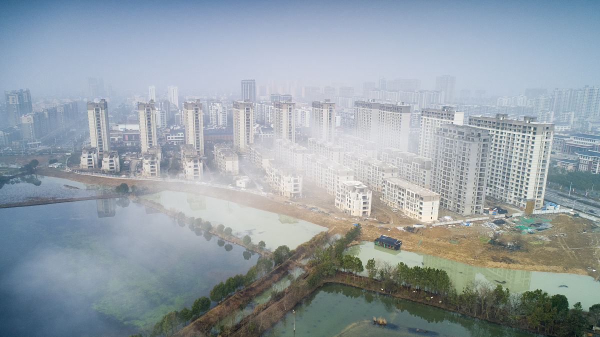 2019年1月13日,安徽宣城,郎溪县城区上空出现平流雾景观,城市楼宇间云
