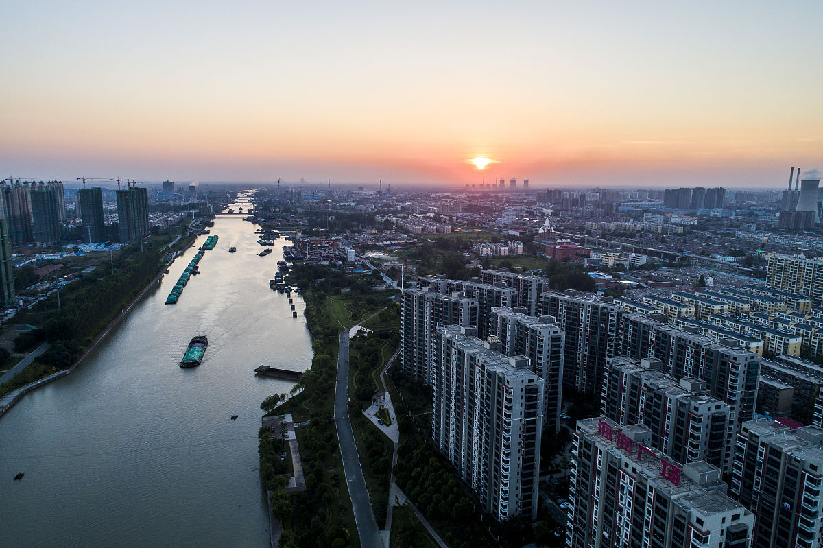 2018年7月12日,江苏淮安,航拍建设中的淮安南路运河桥.
