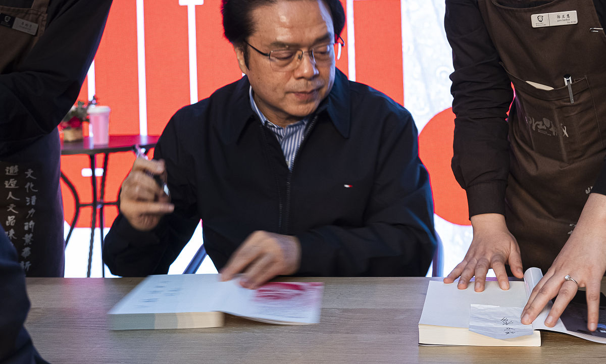 Shirley Jackson的作品摸彩The Lottery的语形特点列举原文例子加以说明