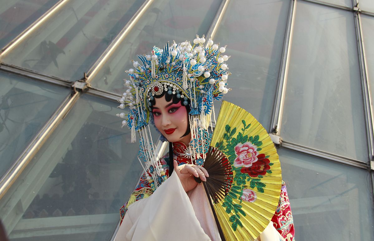 2019年5月9日,天津市一位京剧演员在文化中心的"水上月"地标表演《贵