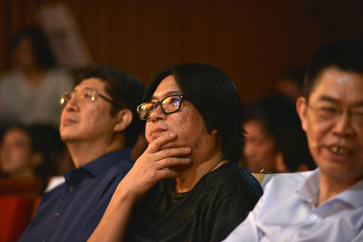 能帮我写一首送给喜欢的女孩吗。我们毕业了没在一起之后她去了别的学校读书。主题是遗憾歌曲成品四分钟左右