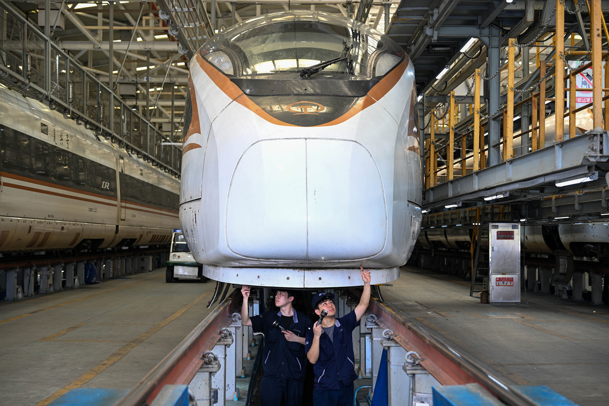 动车组导流罩内和单元间采用全自动密接式车钩对不对？