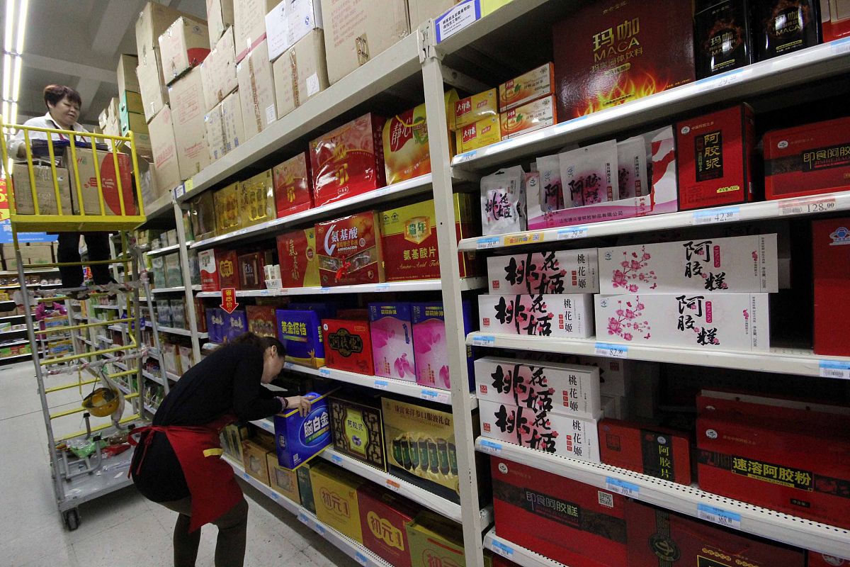 扩写下面的话：在激烈的竞争中稍具规模的百货商店到现在几乎都走上了连锁经营的道路。连锁店随着美国居民近年来纷纷搬出城市的浪潮也跟着消费者来到了郊区连锁店郊区化的主要因素是人们开始集中在郊区居住