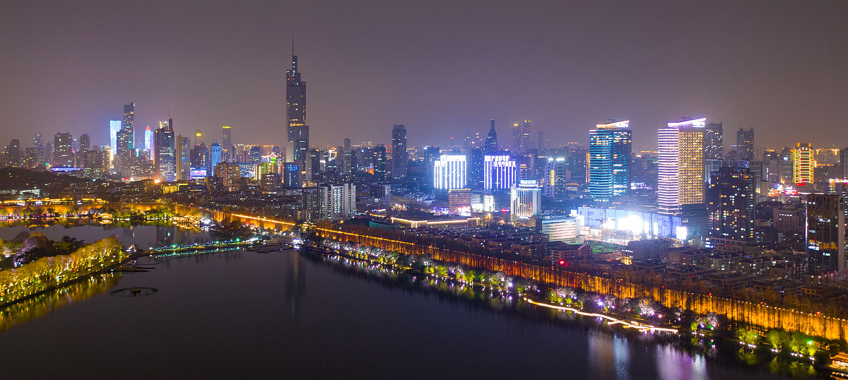 2022年3月26日,南京玄武湖畔建筑熄灯前景象.