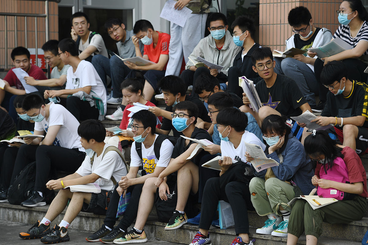 2020年7月7日,江苏南京第二九中学考点,考生抓紧考前复习.