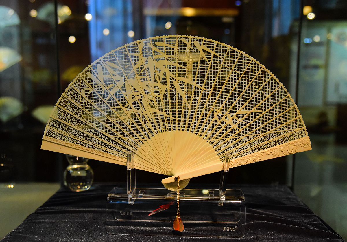 刻扇骨是什么 不少于250字