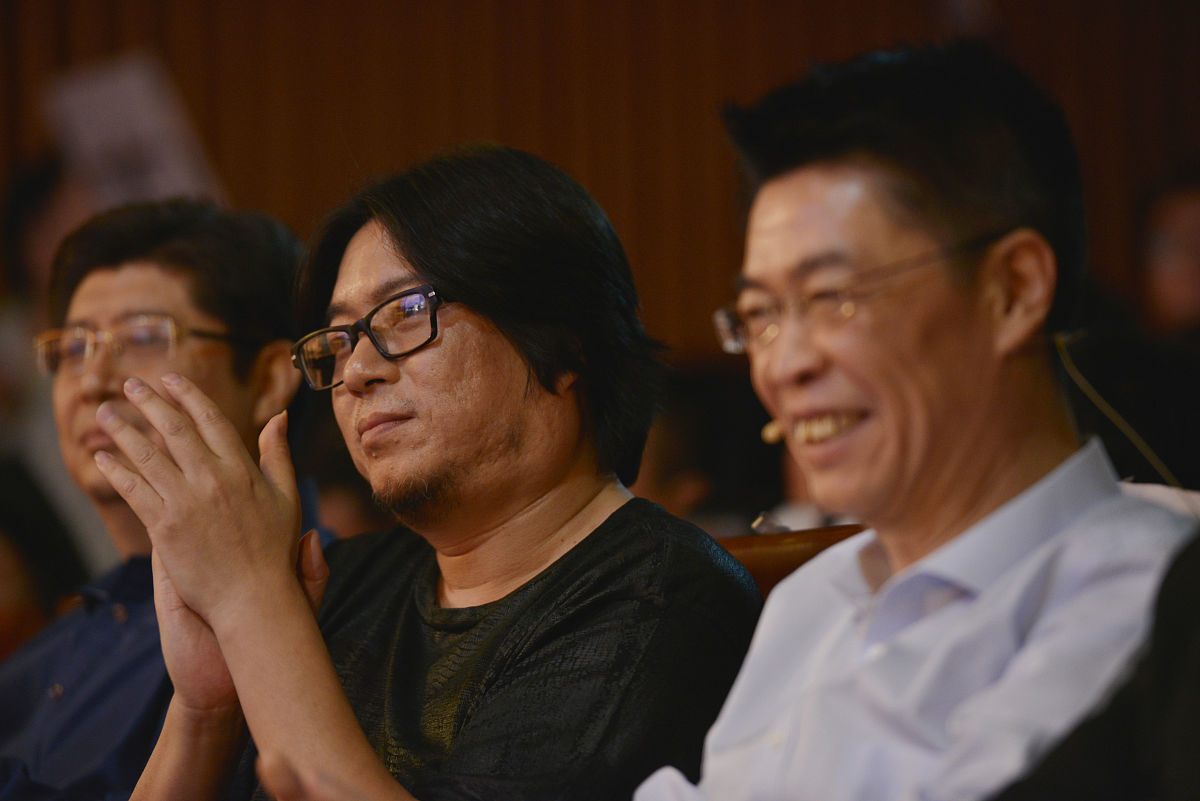 1 1等于2关于宿舍征文的诗歌宿舍征文宿舍里是我们的家每个角落都有温暖的气息我们共同生活共同成长这里是我们的乐园。床上书声笔下流光寂静的夜晚思绪纷飞共同分享快乐与悲伤这里是我们的精神家园。每个人都有自己的故事每个房间都有自己的色彩我们用心经营用爱维护这里是我们的团结堡垒。宿舍征文是我们的主题用诗歌歌颂用文字传承我们的宿舍是我们的家这里有我们的青春岁月。寝室征文的诗歌寝室征文是我