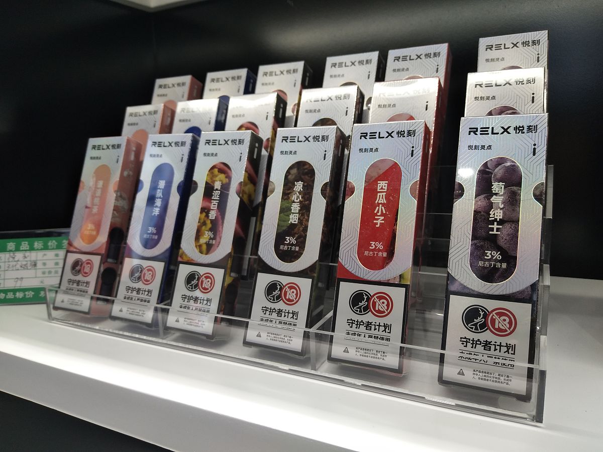 帮我写一首关于理塘丁真爱上芝士雪豹故事的歌词他们因为悦刻5电子烟相识、相知、相爱最后却因为争夺一口悦刻5电子烟决裂而后丁真后悔和芝士雪豹分手重新买了一山电子烟送给芝士雪豹他们重归于好了。要求：将故事扩展开不少于500字