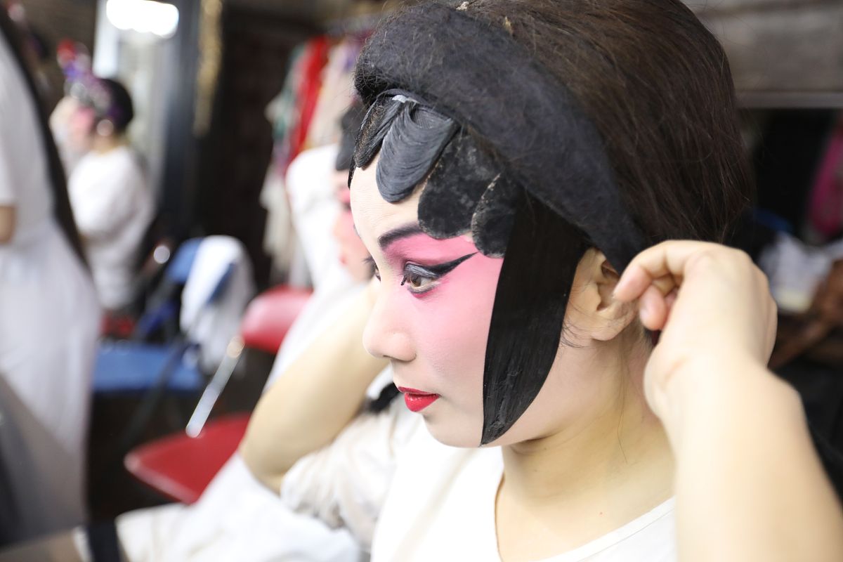 因为舞台剧情需要怎样把男的化妆成女的。