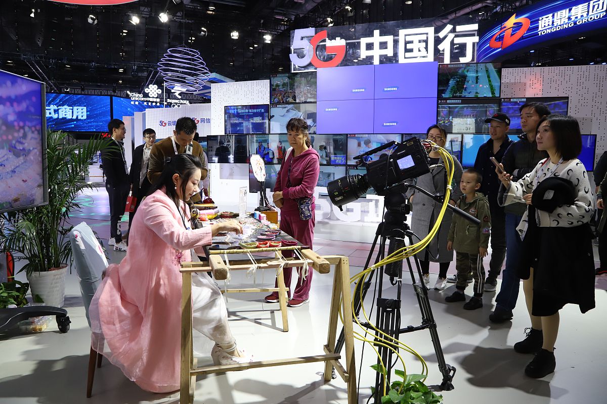 2019年11月3日,北京,5g8k技术现场高清直播一位工作人员在2019中国国