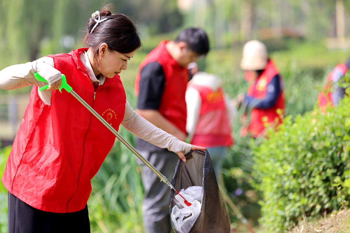 写一个带残疾朋友们春游的新闻稿500字