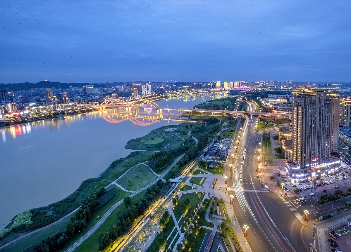2021年6月19日,夜幕降临,华灯初上,四川省南充市高坪区金融中心道路两