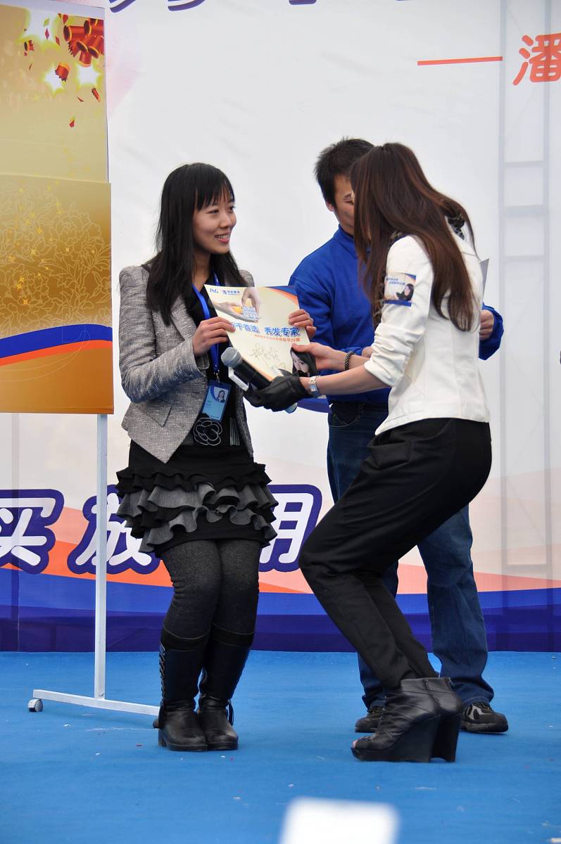 2011年1月15日,林志玲一早来到上海西郊百联购物中心露天广场,为代言
