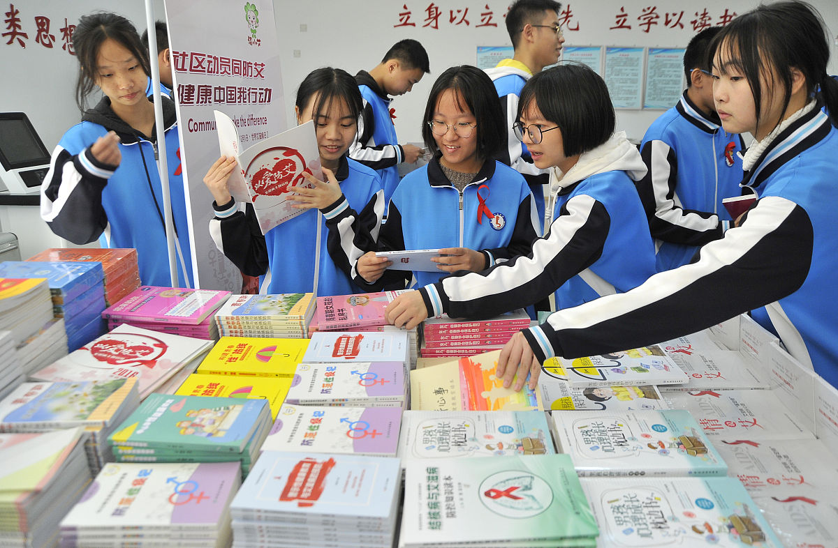 双减的政策下小学生上好社团活动的意义论文随着双减政策的实施小学生的学习压力逐渐减轻他们有更多的时间和机会参与社团活动。社团活动是指学生在课余时间组织起来进行的各种有益的活动例如音乐、舞蹈、体育、科技、文学等。这些活动在小学生的成长中具有重要的意义。首先社团活动可以促进小学生的综合素质发展。社团活动不仅可以培养学生的兴趣爱好还可以让他们在实践中学习各种技能和知识。比如参加音乐社团可以锻炼学生的音乐素