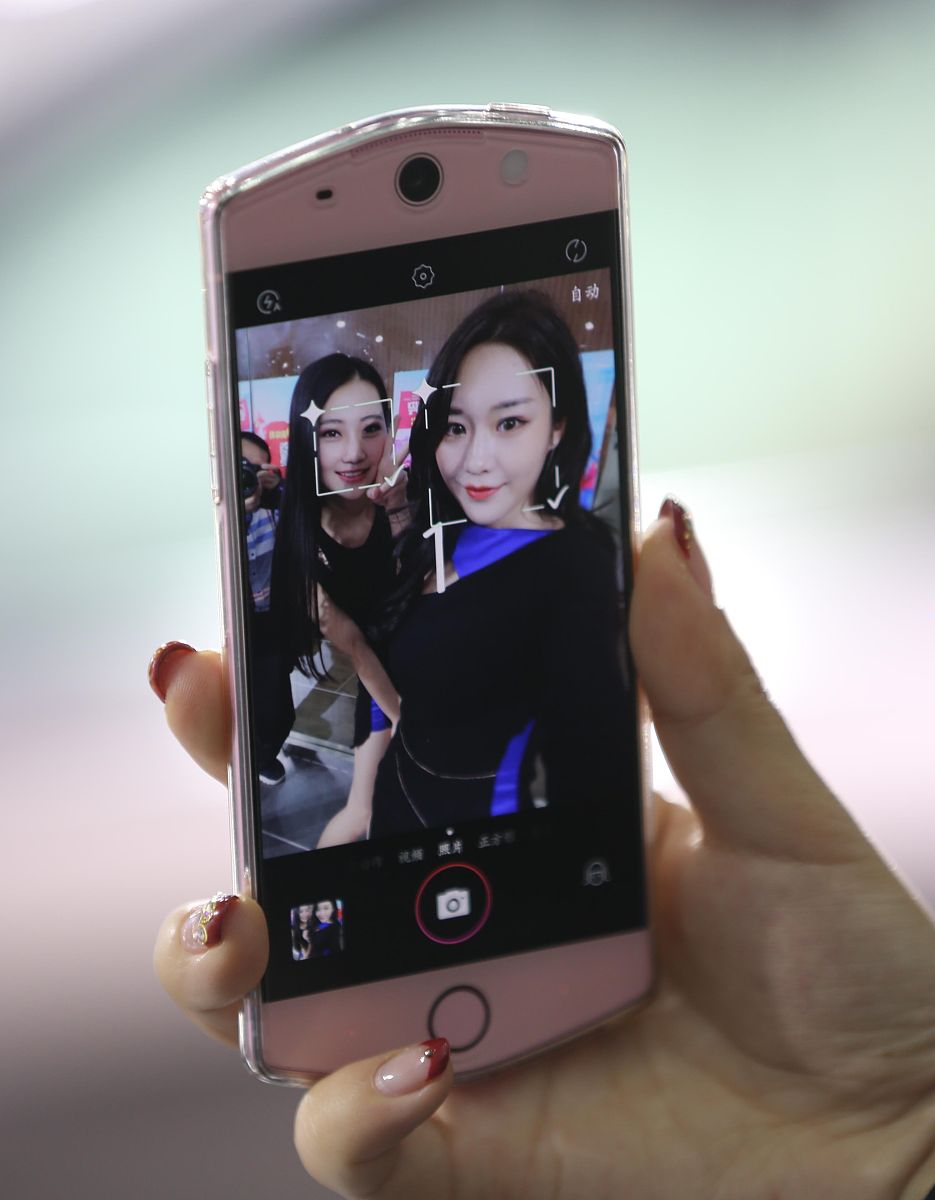 苹果手机装个什么软件可以直接微信视频美颜？ 帮我用250字描述