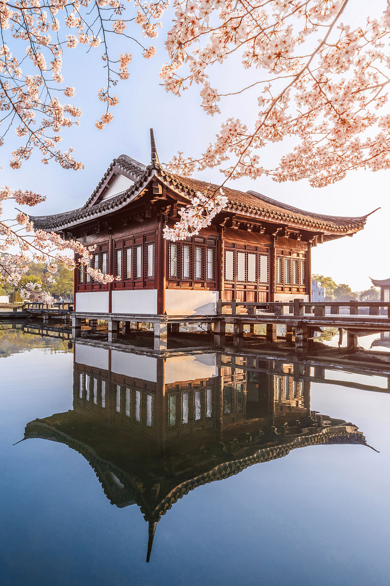 亭台楼阁，仙境般的精致艺术品，守护着湖畔美景