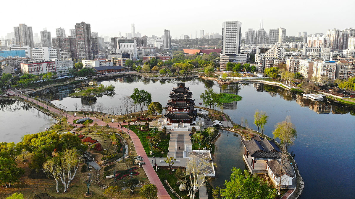 2021年3月28日,武汉,提档升级后的武昌紫阳公园春光明媚,市民游客络绎