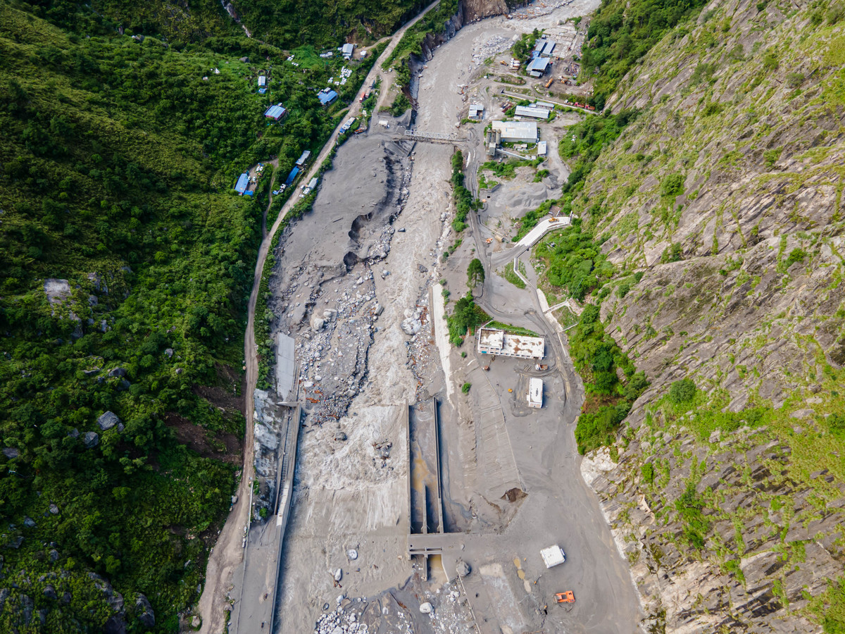 库尾安山沟左岸山坡上多处见人工开挖道路的弃渣的危险因素分析